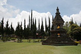 Stenen stupa met 4 boedhabeelden