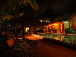 Zwembad en restaurant bij de Yachtclub by night